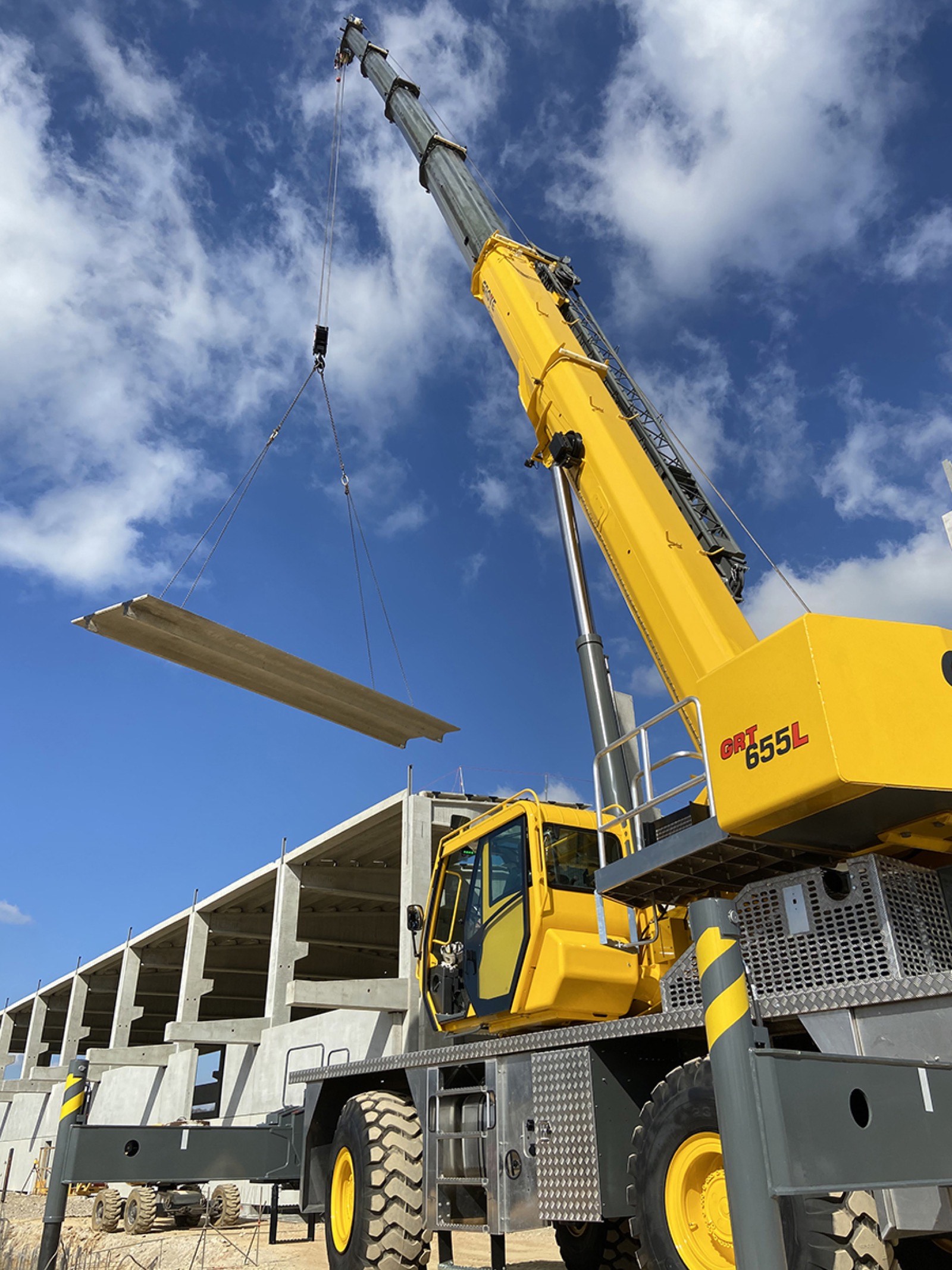 UES crane deployed on a heavy-lift project