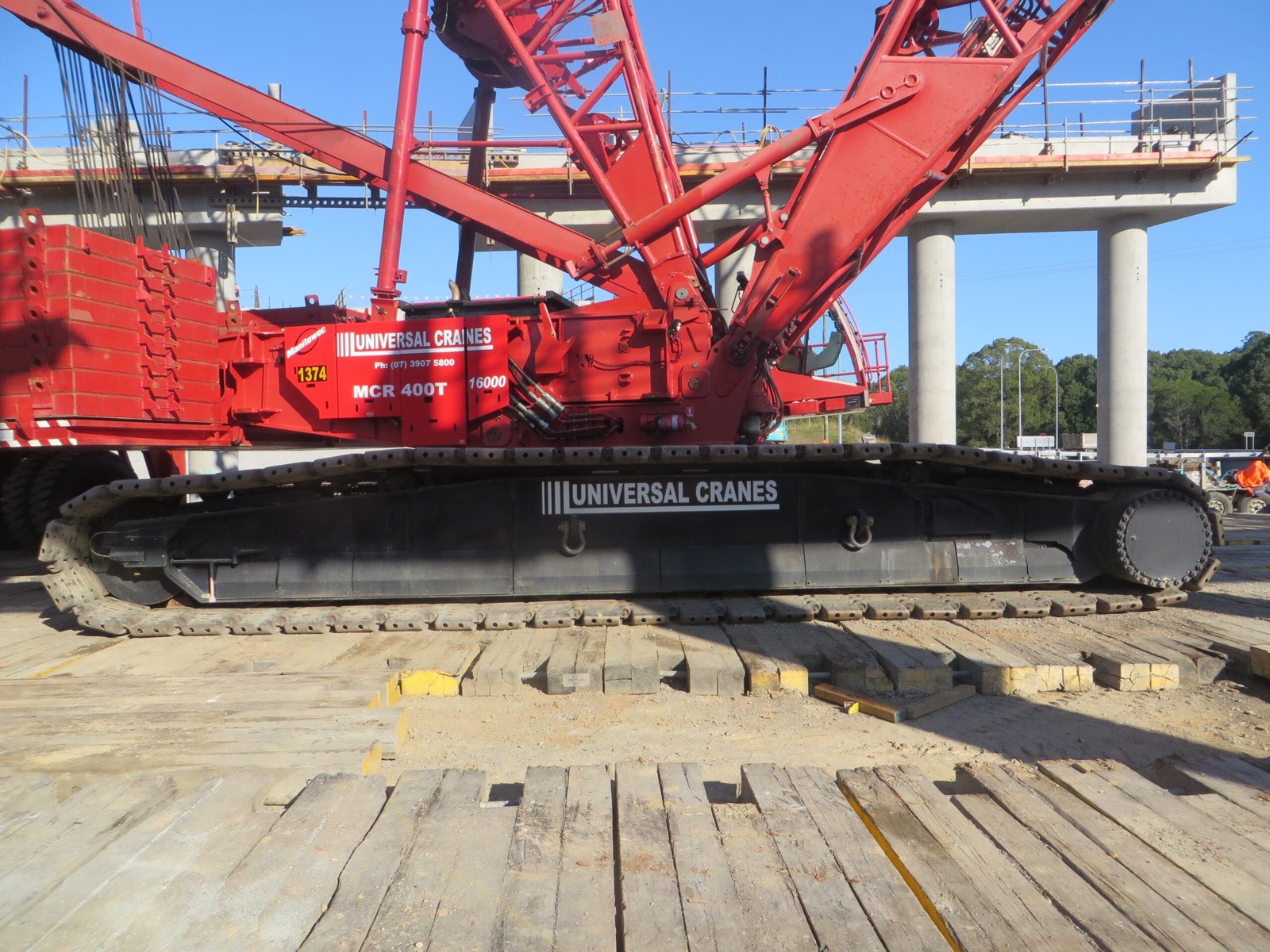 Manitowoc 16000 crawler crane on a UES project site